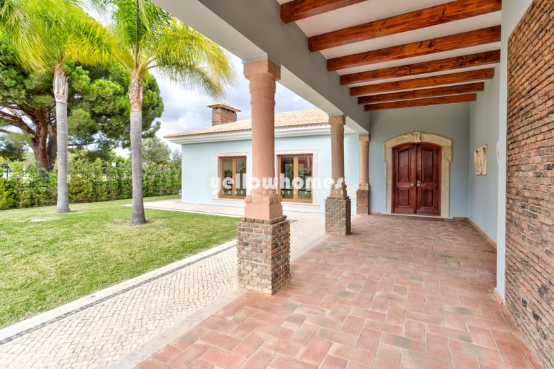 Moradia tradicional e deslumbrante V5 com piscina em Vilamoura